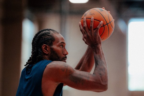 实配网配资 双船长! 快船官方晒伦纳德和哈登的训练照与球迷分享